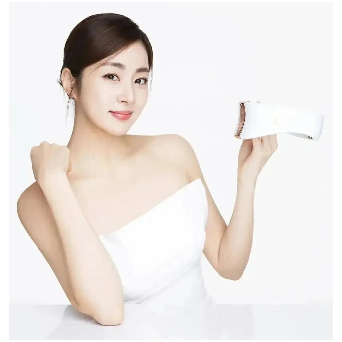 CELLRETURN Neckle Ray Plus | 306-LED 360° Neck & Décolletage Rejuvenation Device CELLRETURN Neckle Ray Plus - Glam Global UKCELLRETURN