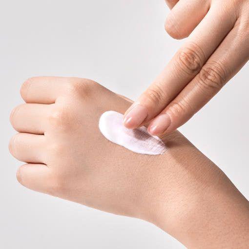 MEDIPEEL Hyaluronic Acid Mooltox Air Fit Sun Cream SPF 50+ PA++++ – 50ml | Hydrating & Anti-Aging Daily Sunscreen MEDIPEEL Hyaluronic Acid Mooltox Air Fit Sun Cream SPF 50+PA++++ - 50ml - Glam Global UKMEDIPEEL